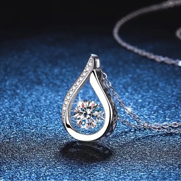 Elegant Silver Teardrop Pendant Necklace. - Picture 3 of 4